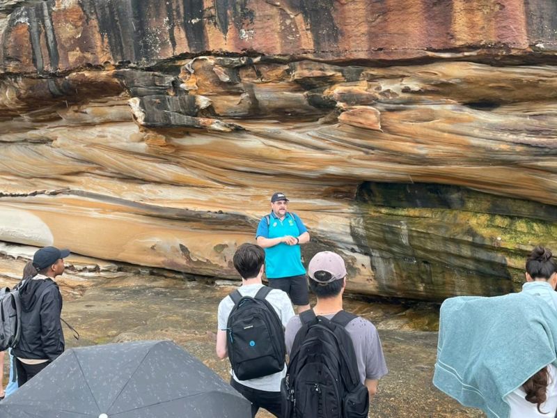 Prof Clark taking UNSW 1st year GEOS1111 students around Coogee in Nov 2024 to look at the magnificent Tiassic Hawkesbury Sandstone with crossbedding and colouration due to iron oxide.